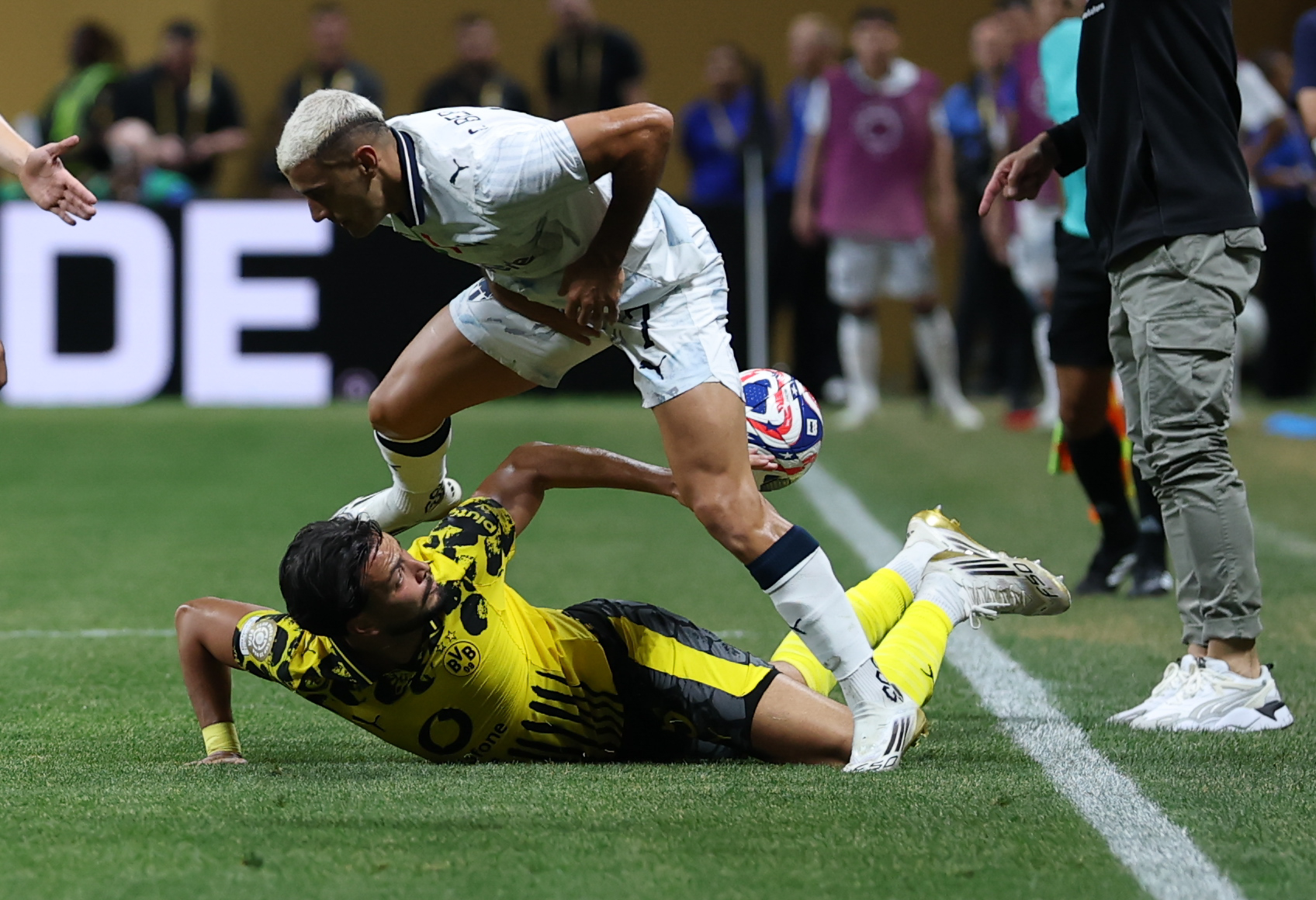 英雄联盟官网-包含多特蒙德发布备战花絮，赛前遗憾出局，西甲任务艰巨，赛程密集仍需轮换的词条